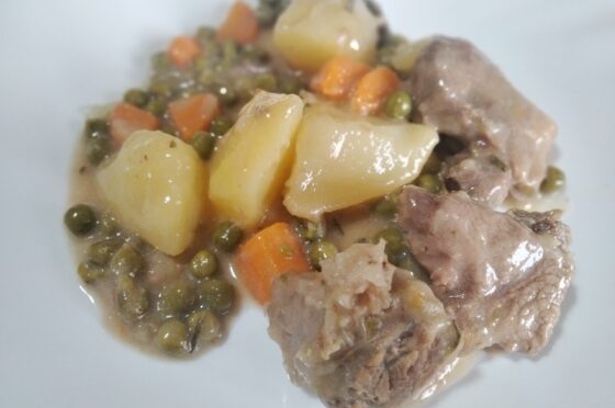 Spezzatino con patate carote e piselli