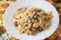 Pasta con zucchine, fiori di zucca e salsiccia: un primo piatto cremoso e irresistibile